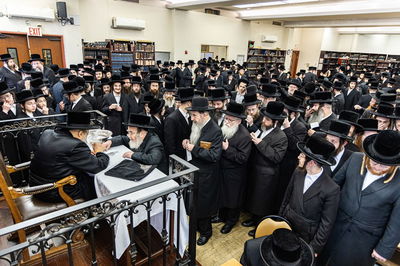 חסידי באבוב 45 נותנים קוויטלעך לרבם לפני המסע לצאנז