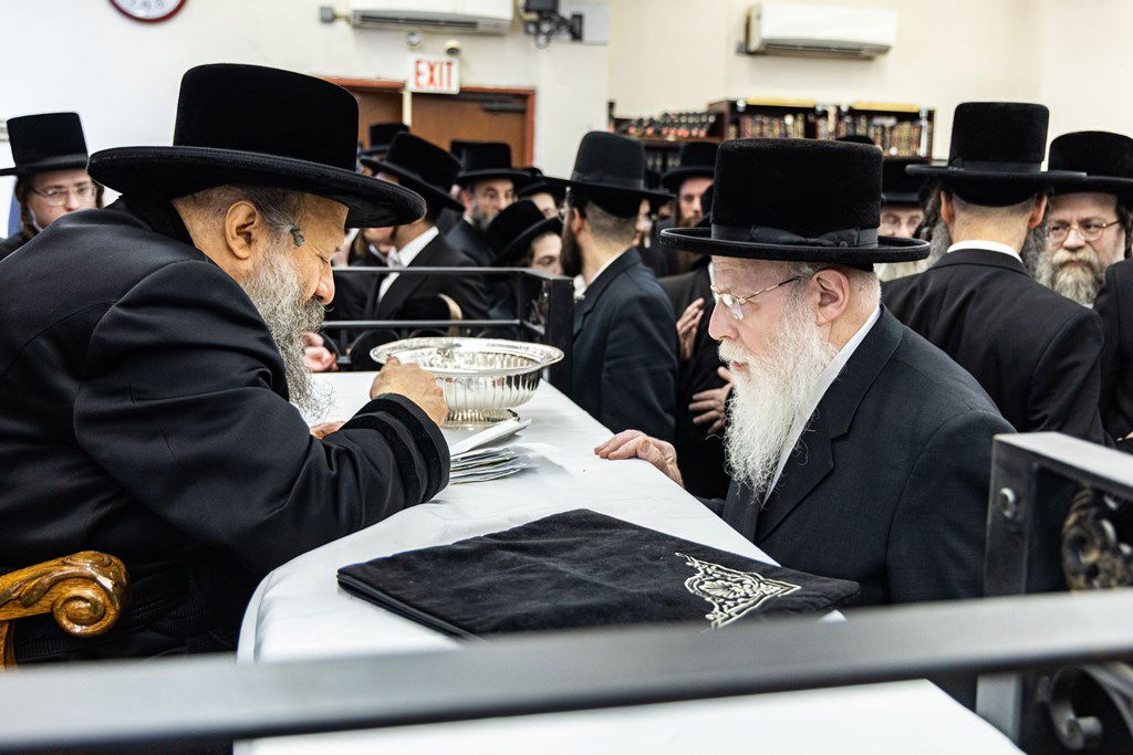 חסידי באבוב 45 נותנים קוויטלעך לרבם לפני המסע לצאנז