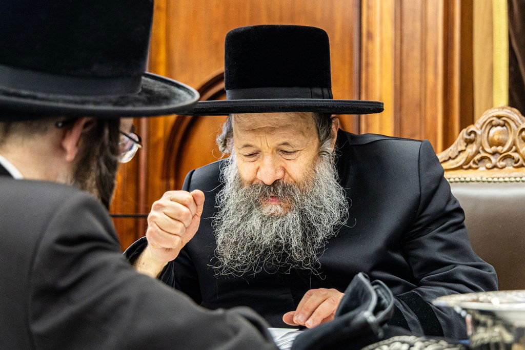 חסידי באבוב 45 נותנים קוויטלעך לרבם לפני המסע לצאנז