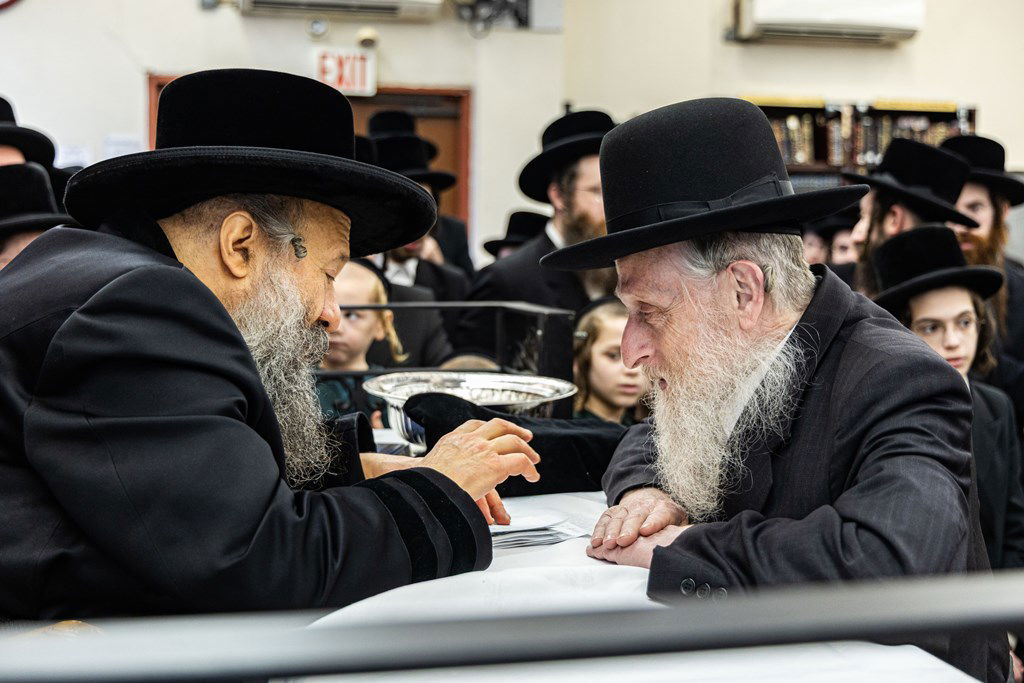חסידי באבוב 45 נותנים קוויטלעך לרבם לפני המסע לצאנז
