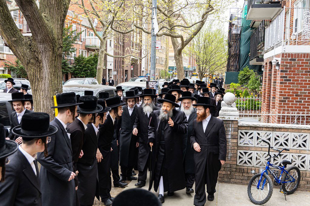 חסידי באבוב 45 נותנים קוויטלעך לרבם לפני המסע לצאנז