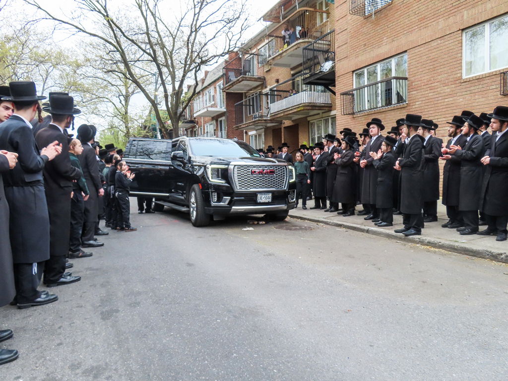 חסידי באבוב 45 נותנים קוויטלעך לרבם לפני המסע לצאנז