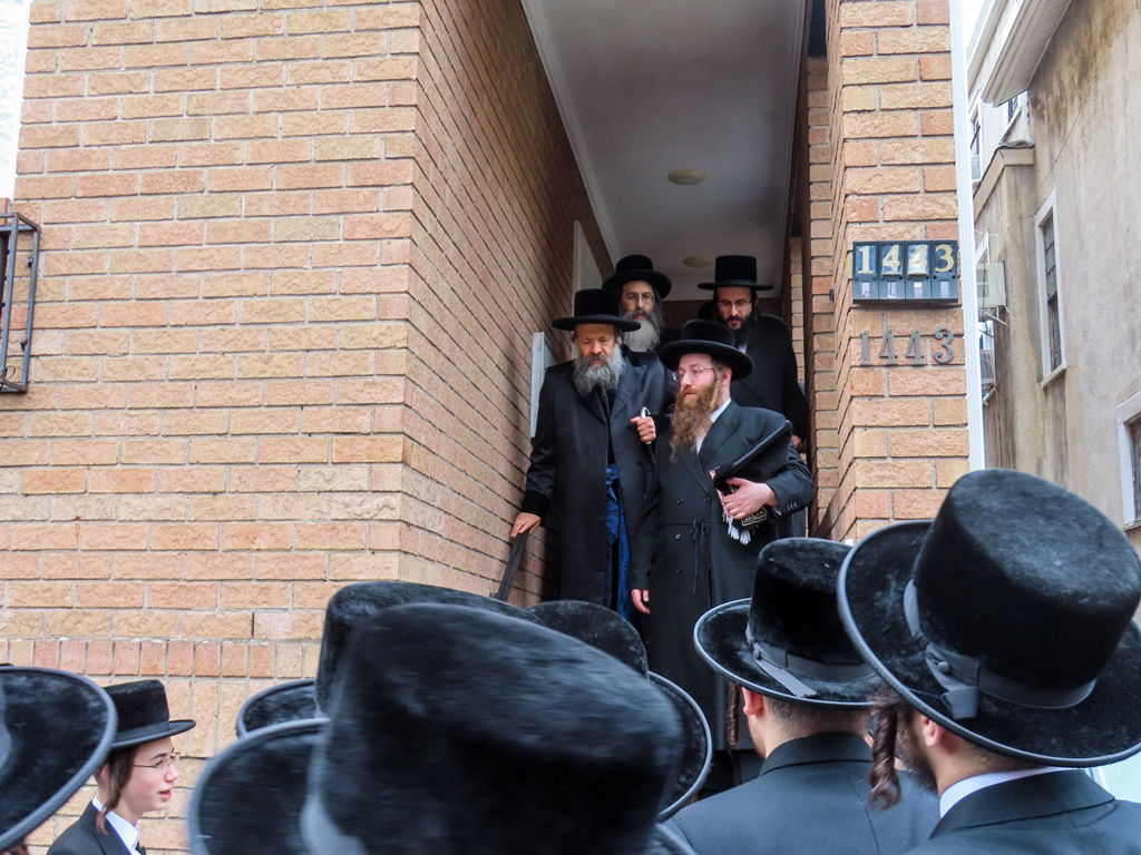 חסידי באבוב 45 נותנים קוויטלעך לרבם לפני המסע לצאנז