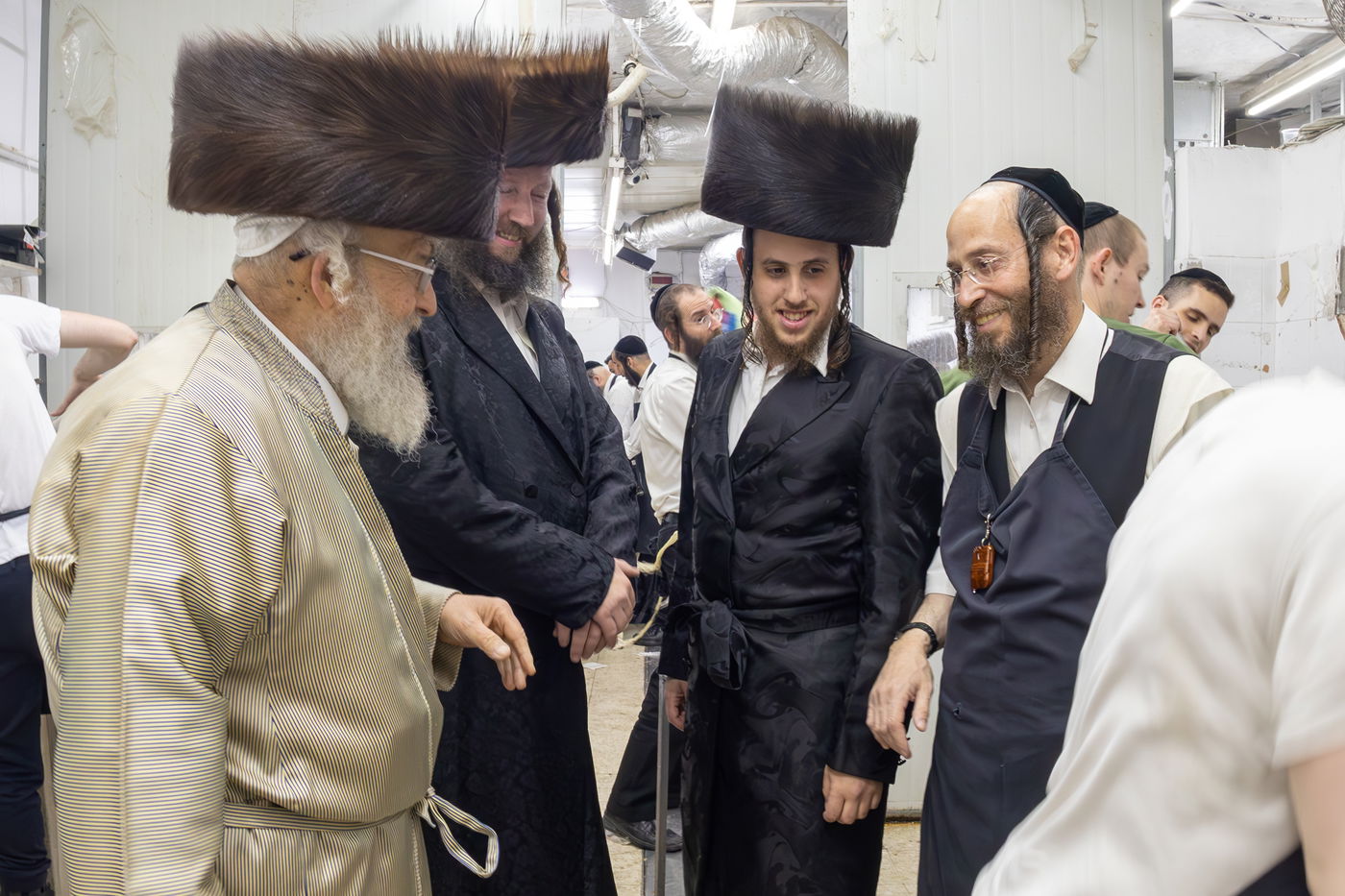 האדמו"ר מפינסק קרלין באפיית מצות