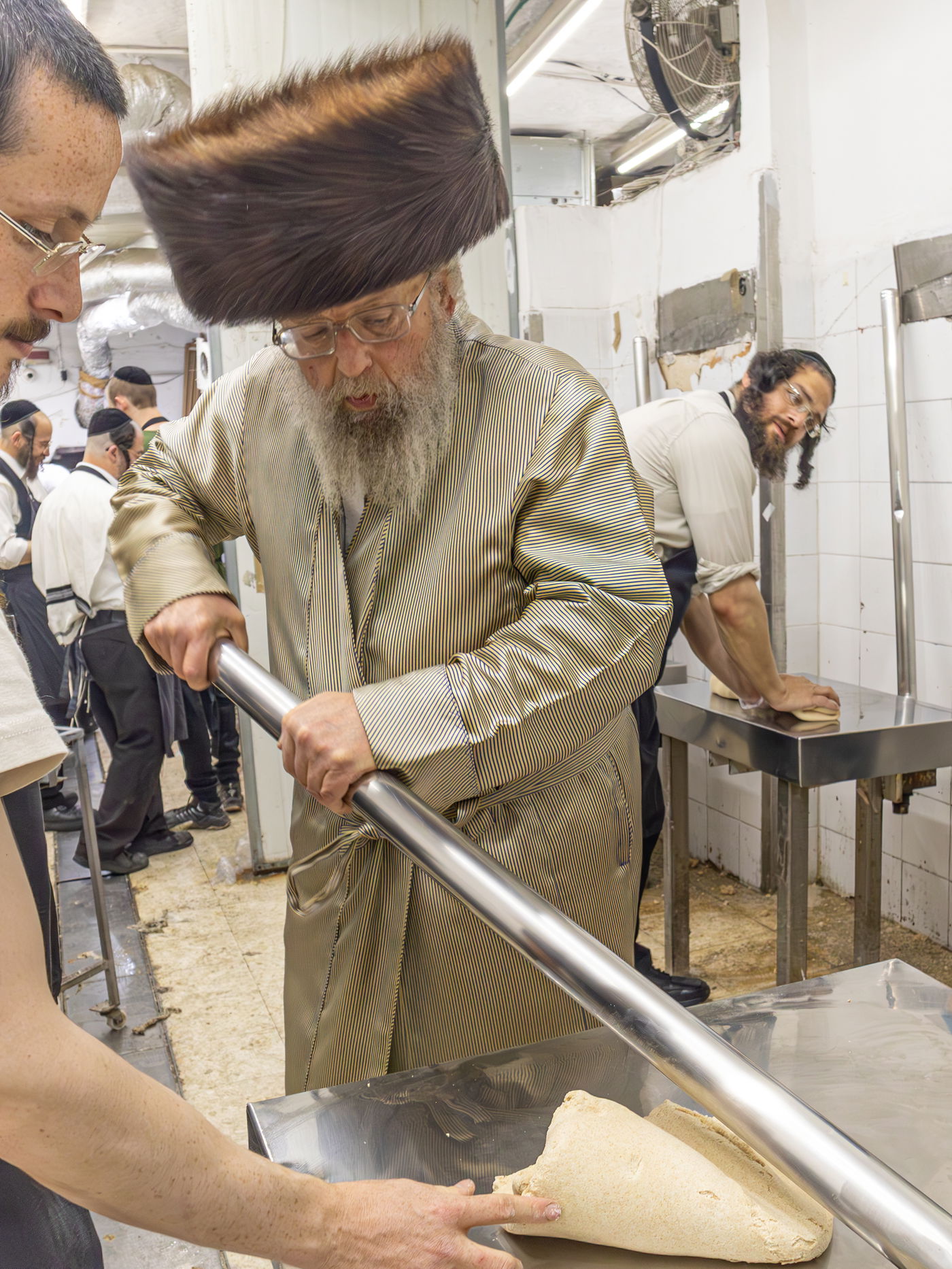האדמו"ר מפינסק קרלין באפיית מצות