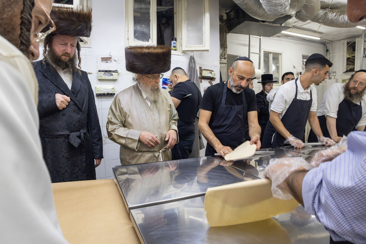 האדמו"ר מפינסק קרלין באפיית מצות