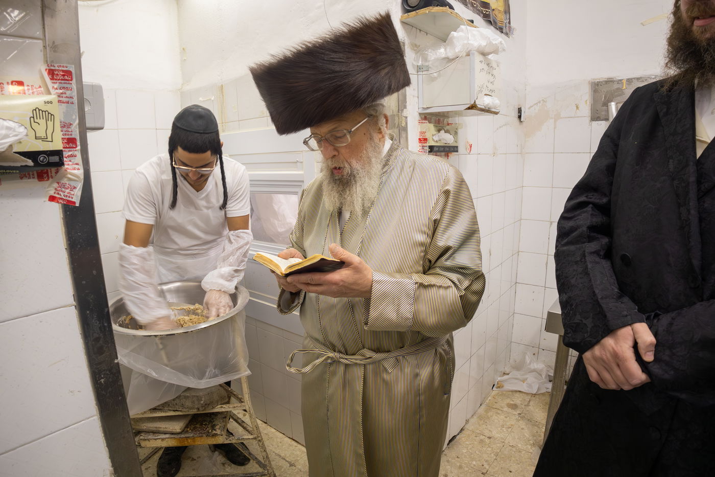 האדמו"ר מפינסק קרלין באפיית מצות