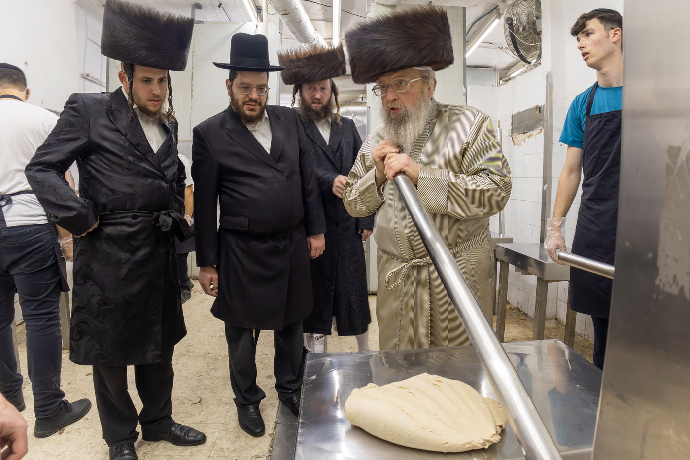 האדמו"ר מפינסק קרלין באפיית מצות