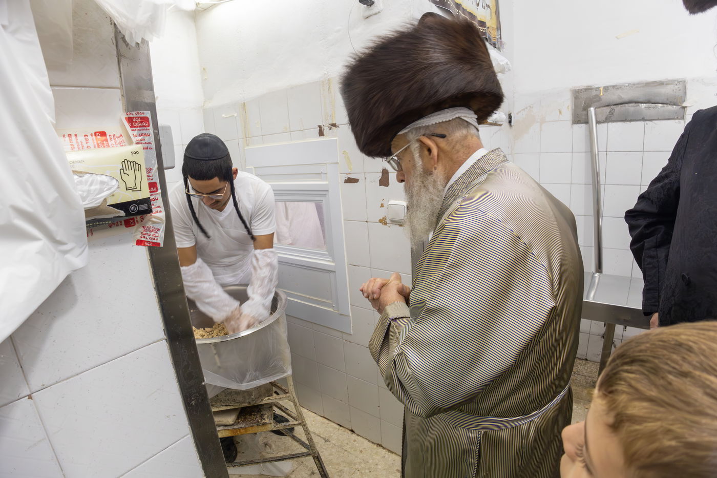 האדמו"ר מפינסק קרלין באפיית מצות