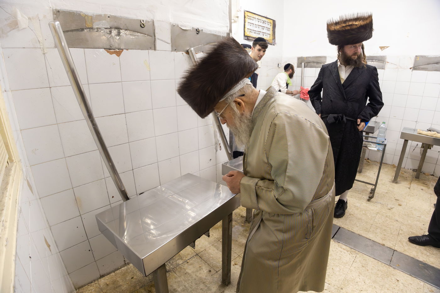 האדמו"ר מפינסק קרלין באפיית מצות