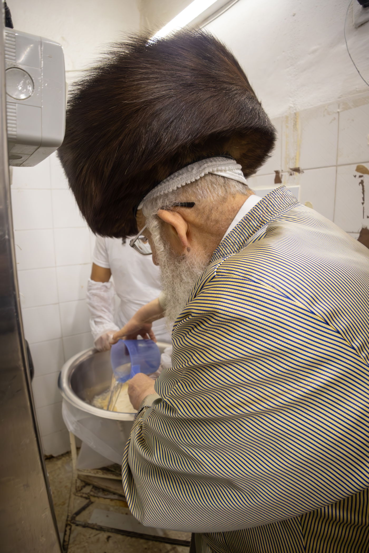 האדמו"ר מפינסק קרלין באפיית מצות