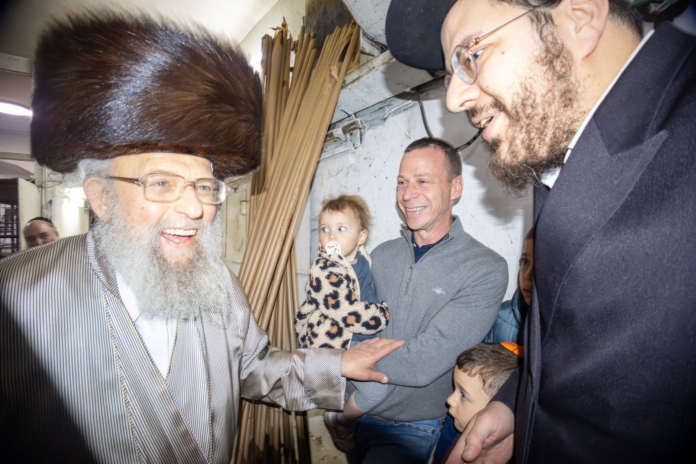 האדמו"ר מפינסק קרלין באפיית מצות, נראה עמית סגל