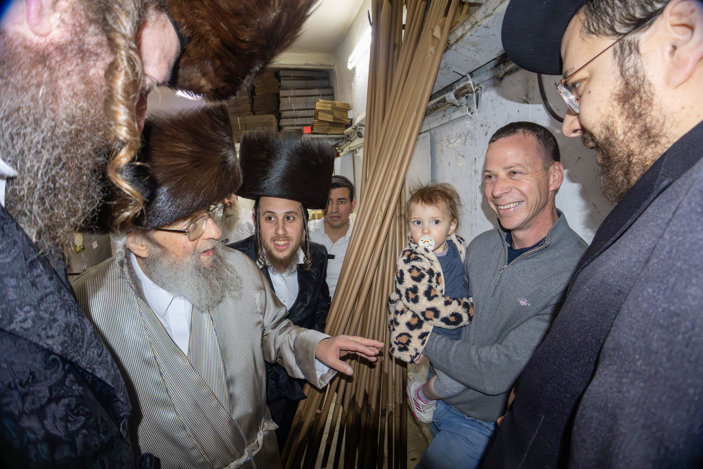 האדמו"ר מפינסק קרלין באפיית מצות, נראה עמית סגל