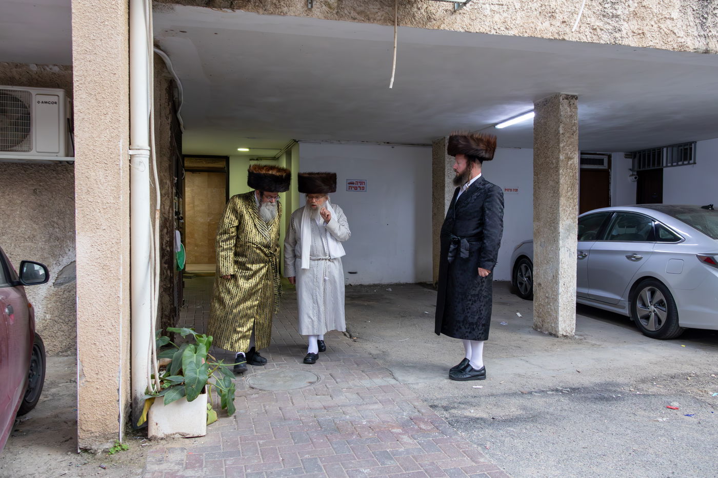 האדמו"ר מפינסק קרלין בביקור בבית משפחת הלברשטאם