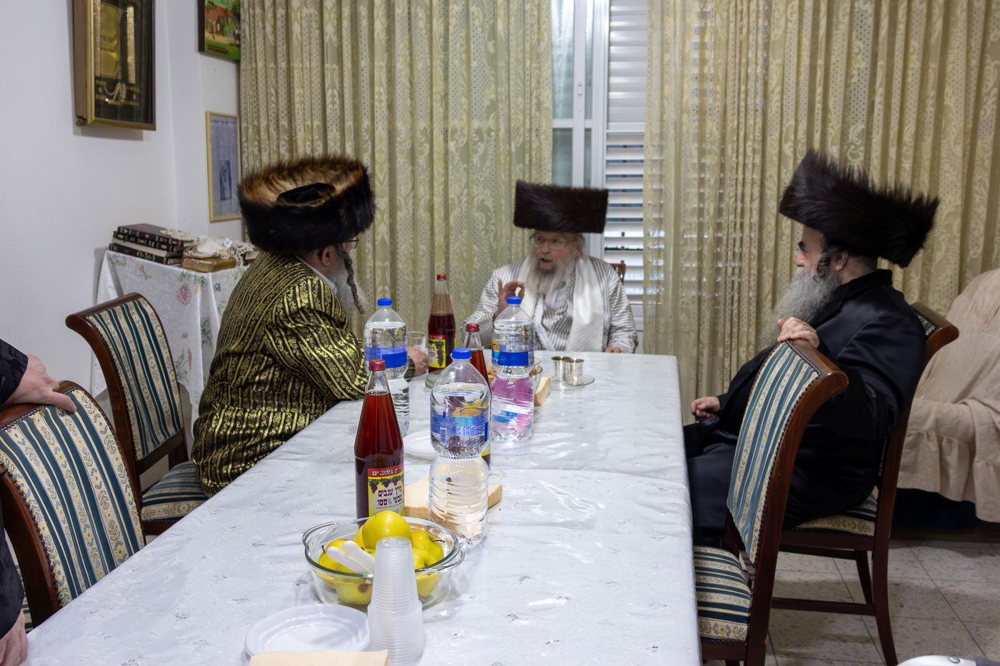 האדמו"ר מפינסק קרלין בביקור בבית משפחת הלברשטאם