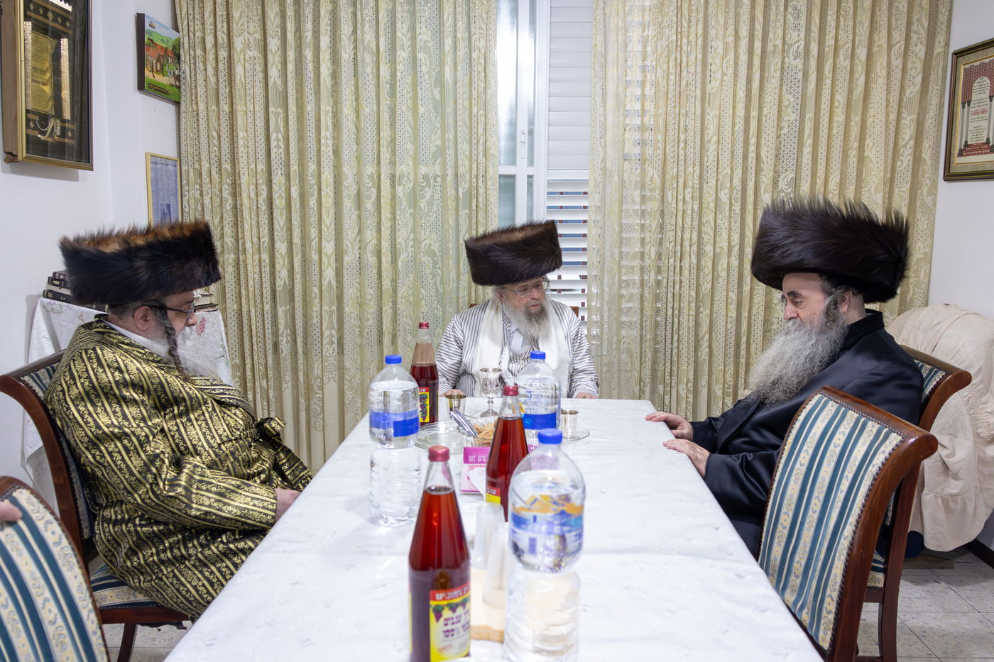 האדמו"ר מפינסק קרלין בביקור בבית משפחת הלברשטאם