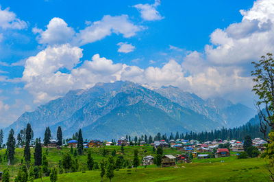נופים מרהיבים. חבל קשמיר בהודו