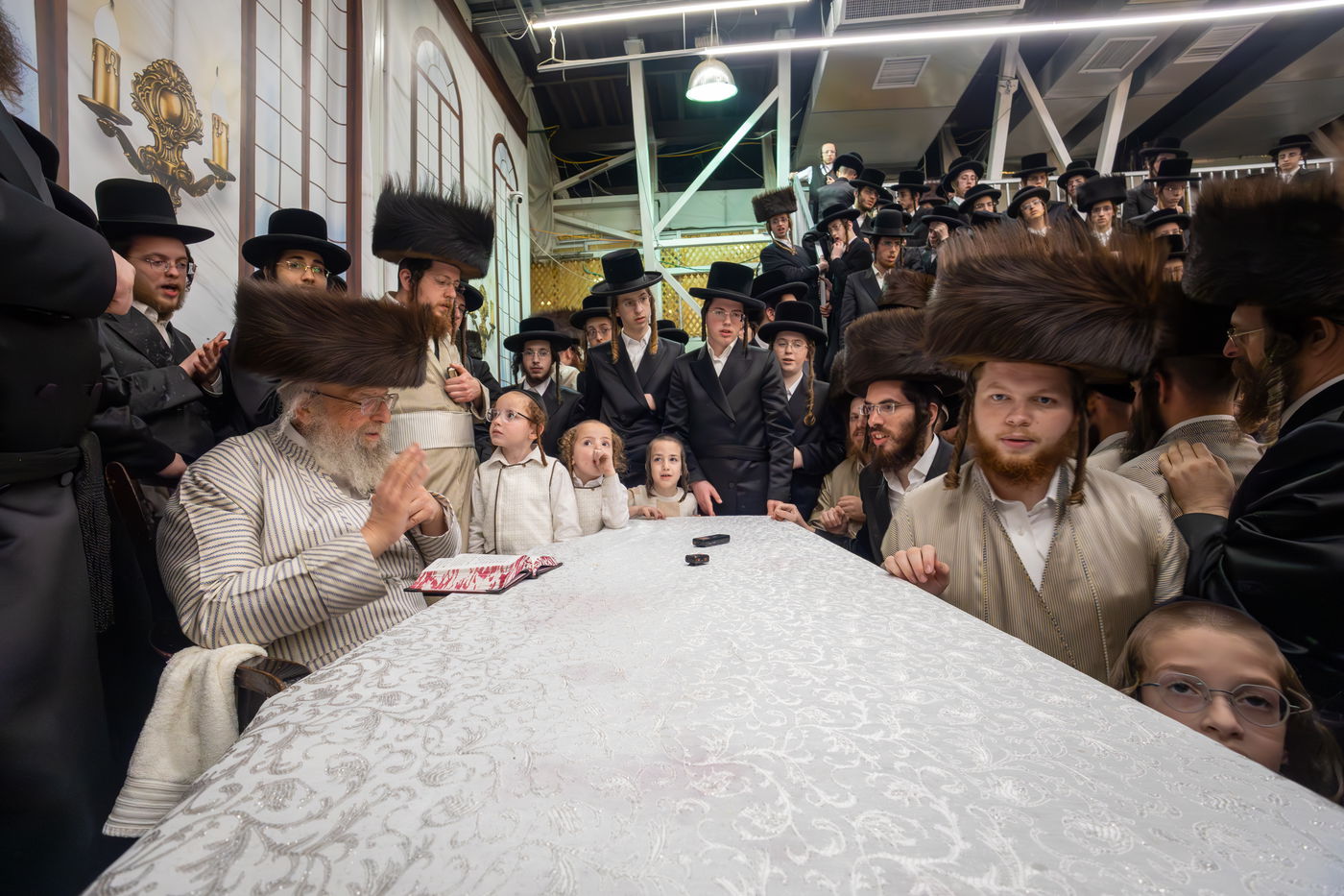 טיש נעילת החג בפינסק קרלין