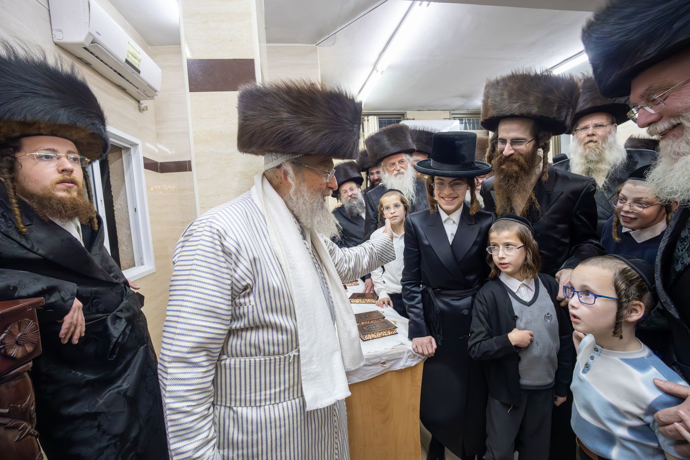 האדמו"ר מפינסק קרלין בביקור בבית מדרשו בבני ברק