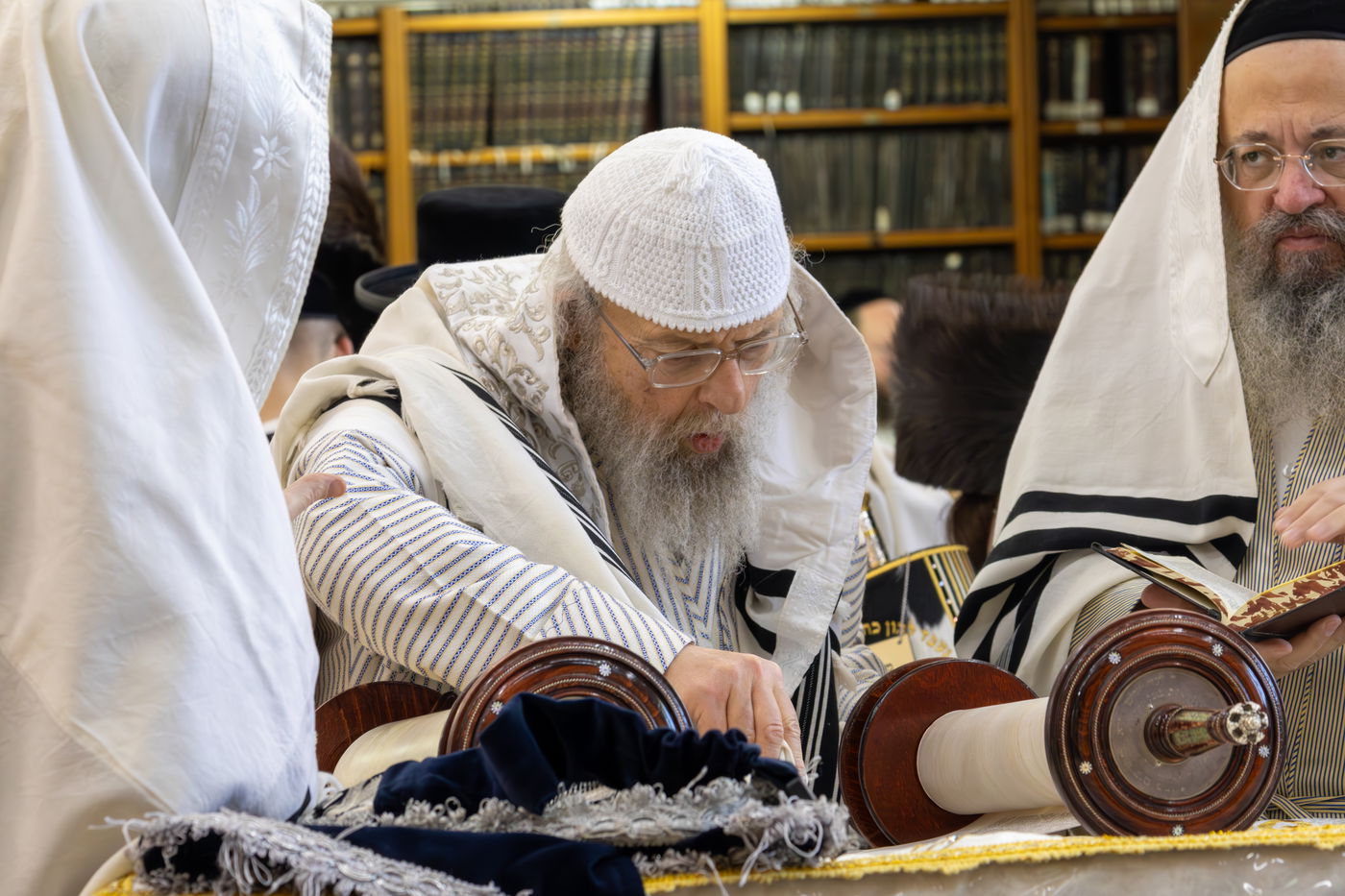 האדמו"ר מפינסק קרלין בתפילת שחרית בחוה"מ