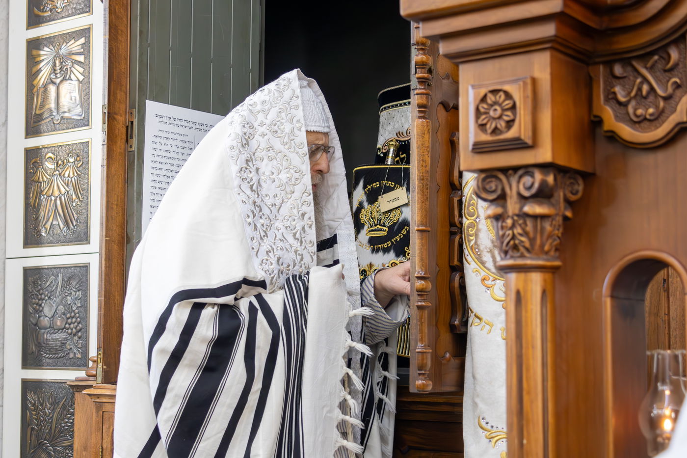 האדמו"ר מפינסק קרלין בתפילת שחרית בחוה"מ