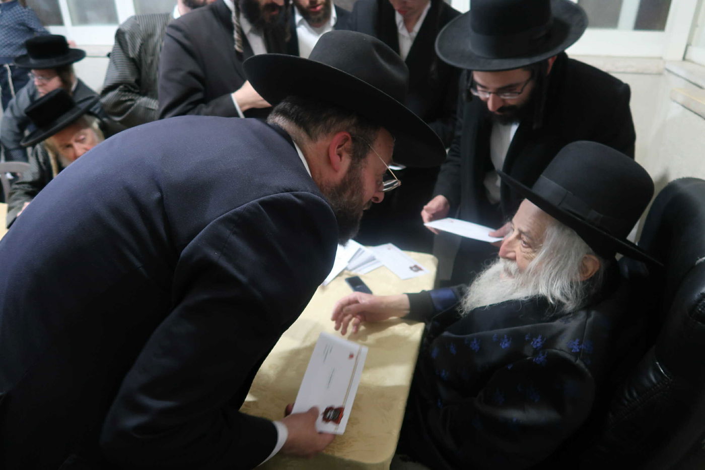 הגאון רבי יהושע דוד טורצ'ין בחלוקת מליוני שקלים