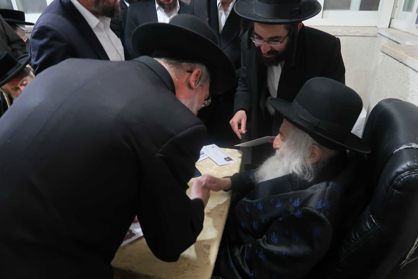 הגאון רבי יהושע דוד טורצ'ין בחלוקת מליוני שקלים