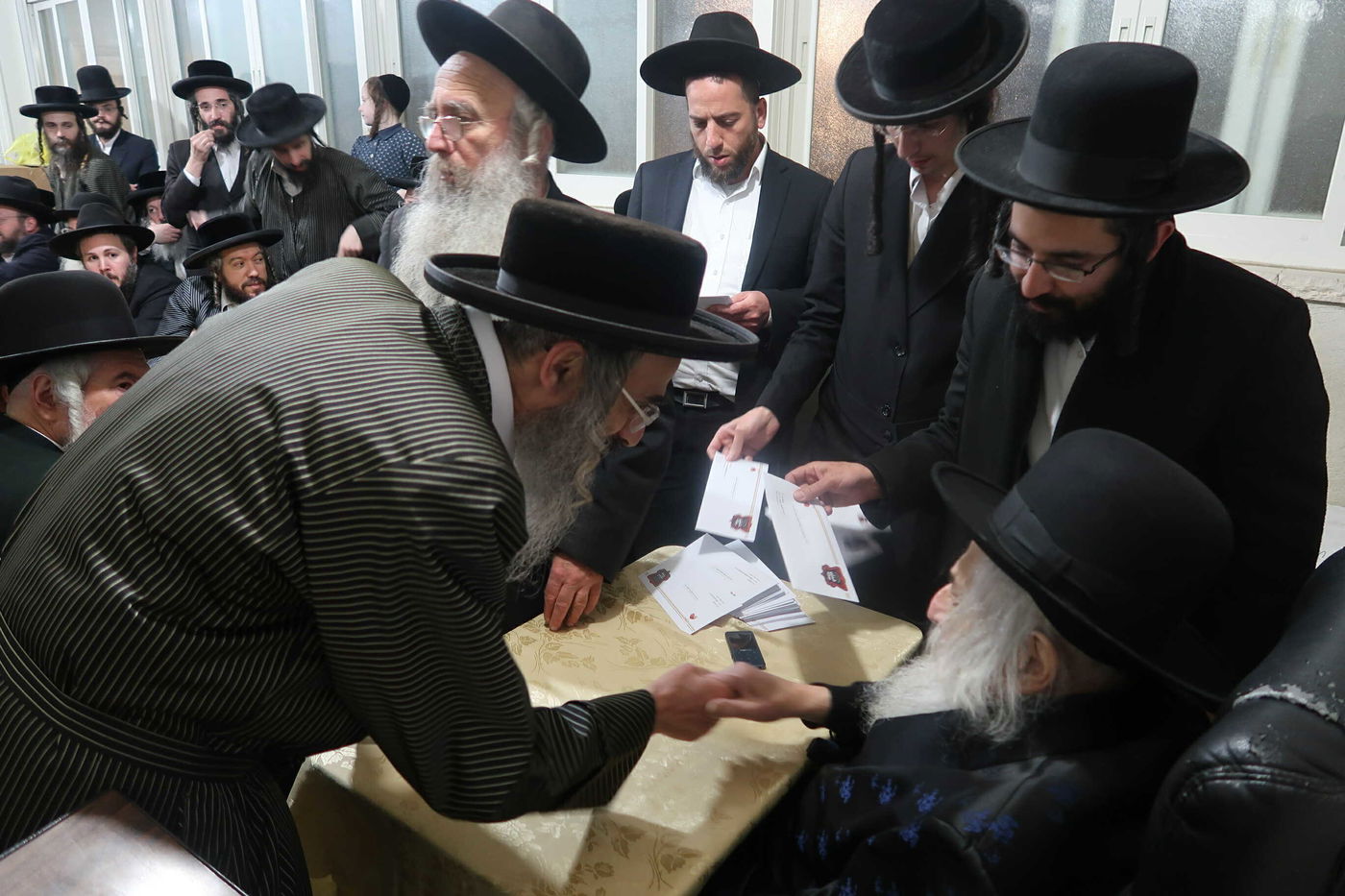 הגאון רבי יהושע דוד טורצ'ין בחלוקת מליוני שקלים