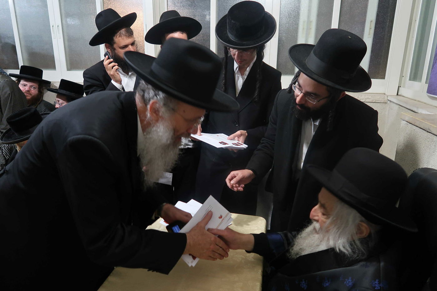 הגאון רבי יהושע דוד טורצ'ין בחלוקת מליוני שקלים