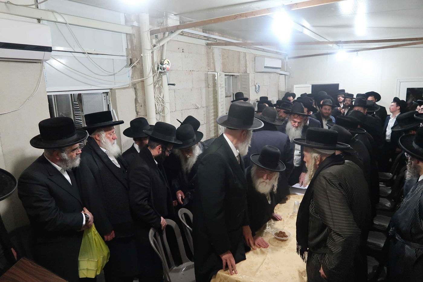 הגאון רבי יהושע דוד טורצ'ין בחלוקת מליוני שקלים