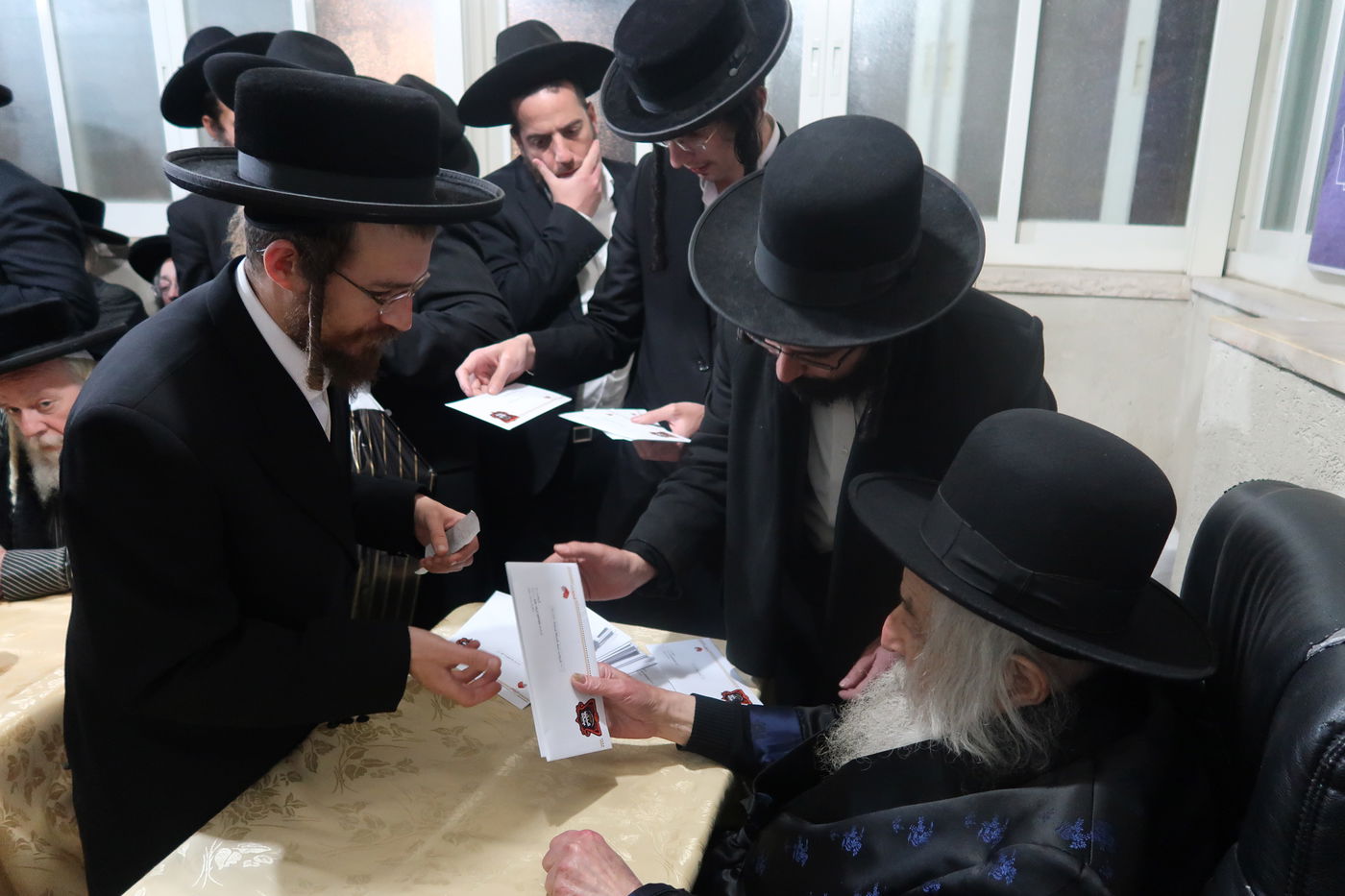 הגאון רבי יהושע דוד טורצ'ין בחלוקת מליוני שקלים