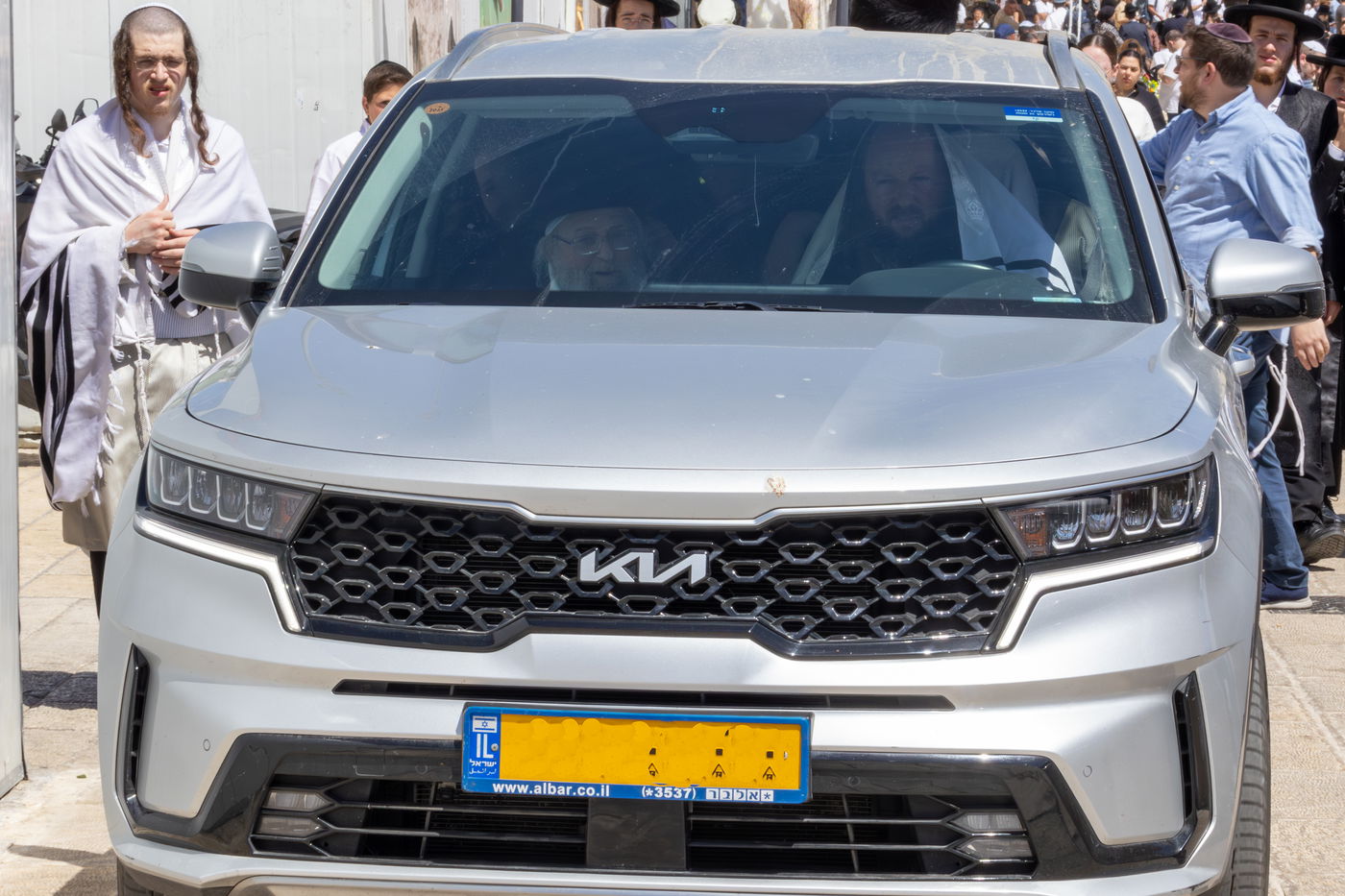 האדמו"ר מפינסק קרלין בתפילת מוסף בכותל המערבי