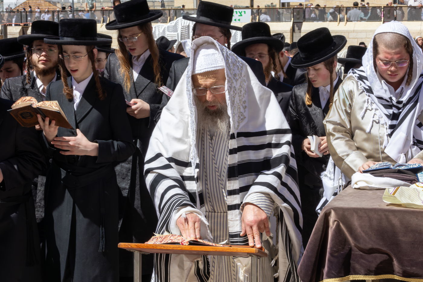 האדמו"ר מפינסק קרלין בתפילת מוסף בכותל המערבי