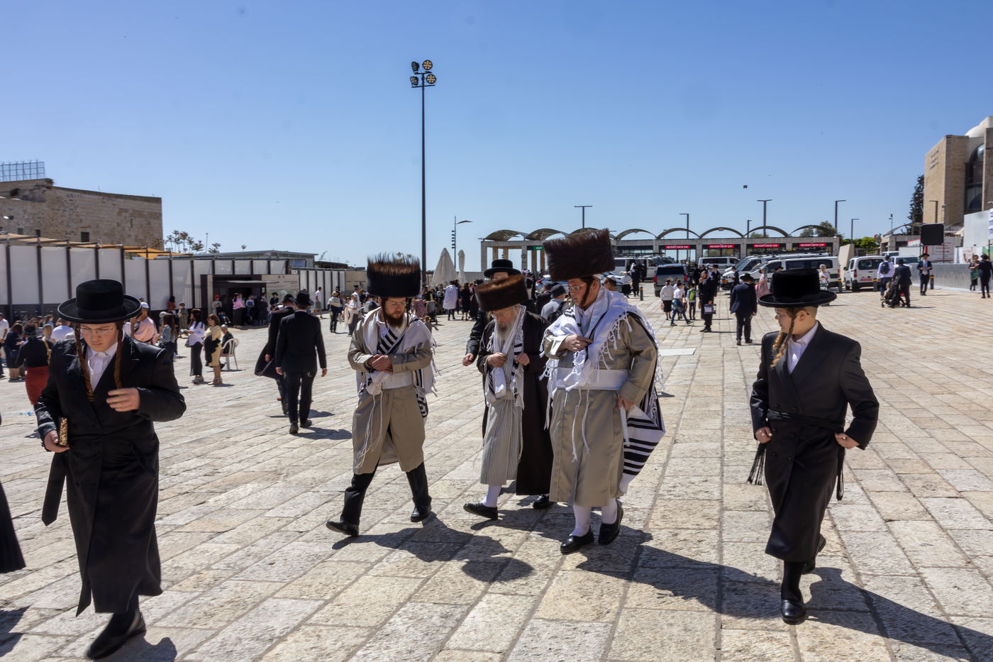 האדמו"ר מפינסק קרלין בתפילת מוסף בכותל המערבי