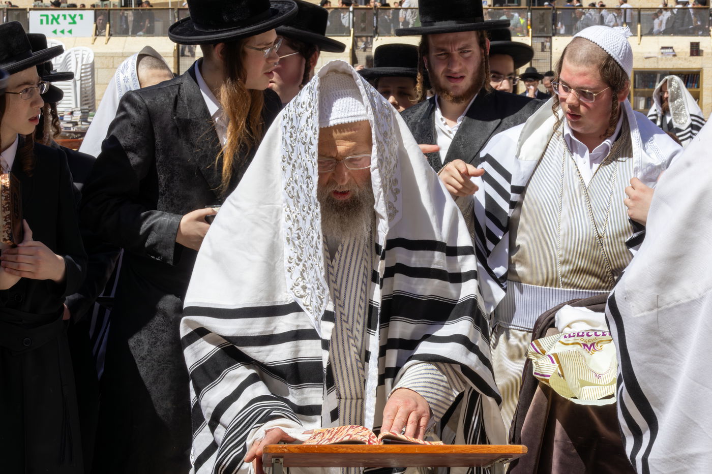 האדמו"ר מפינסק קרלין בתפילת מוסף בכותל המערבי