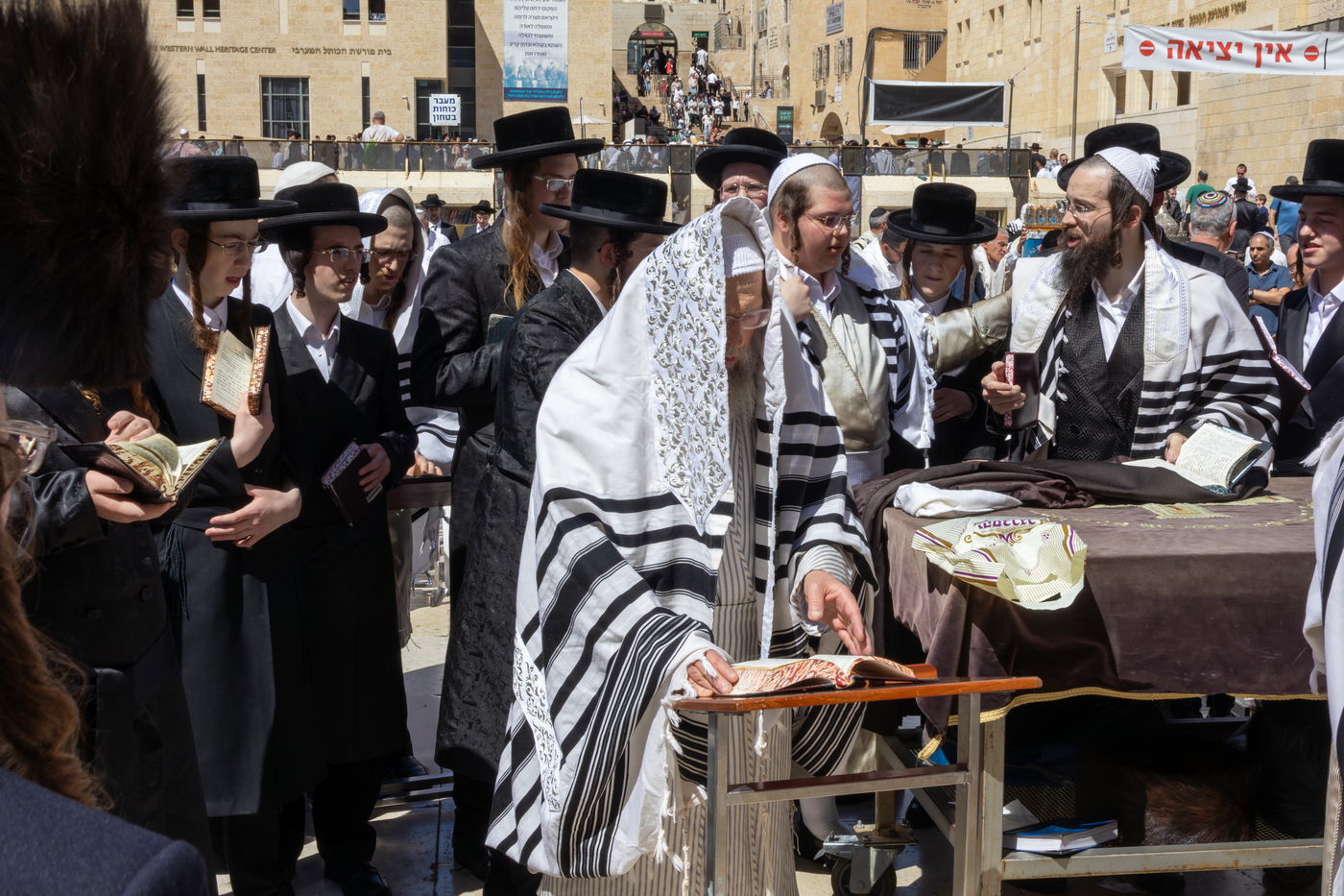 האדמו"ר מפינסק קרלין בתפילת מוסף בכותל המערבי