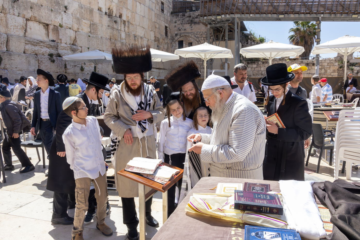 האדמו"ר מפינסק קרלין בתפילת מוסף בכותל המערבי