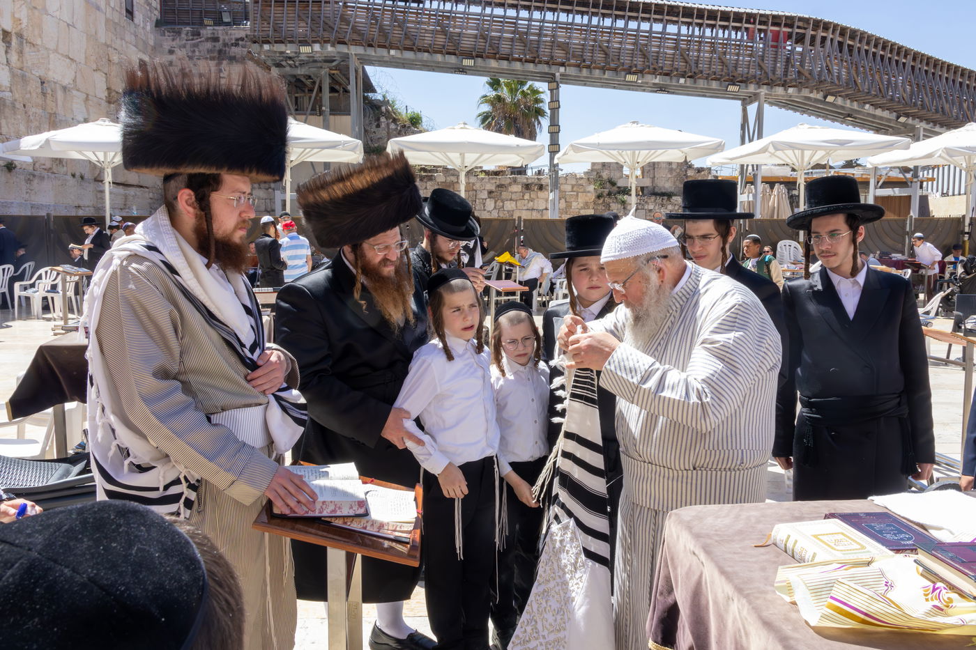 האדמו"ר מפינסק קרלין בתפילת מוסף בכותל המערבי
