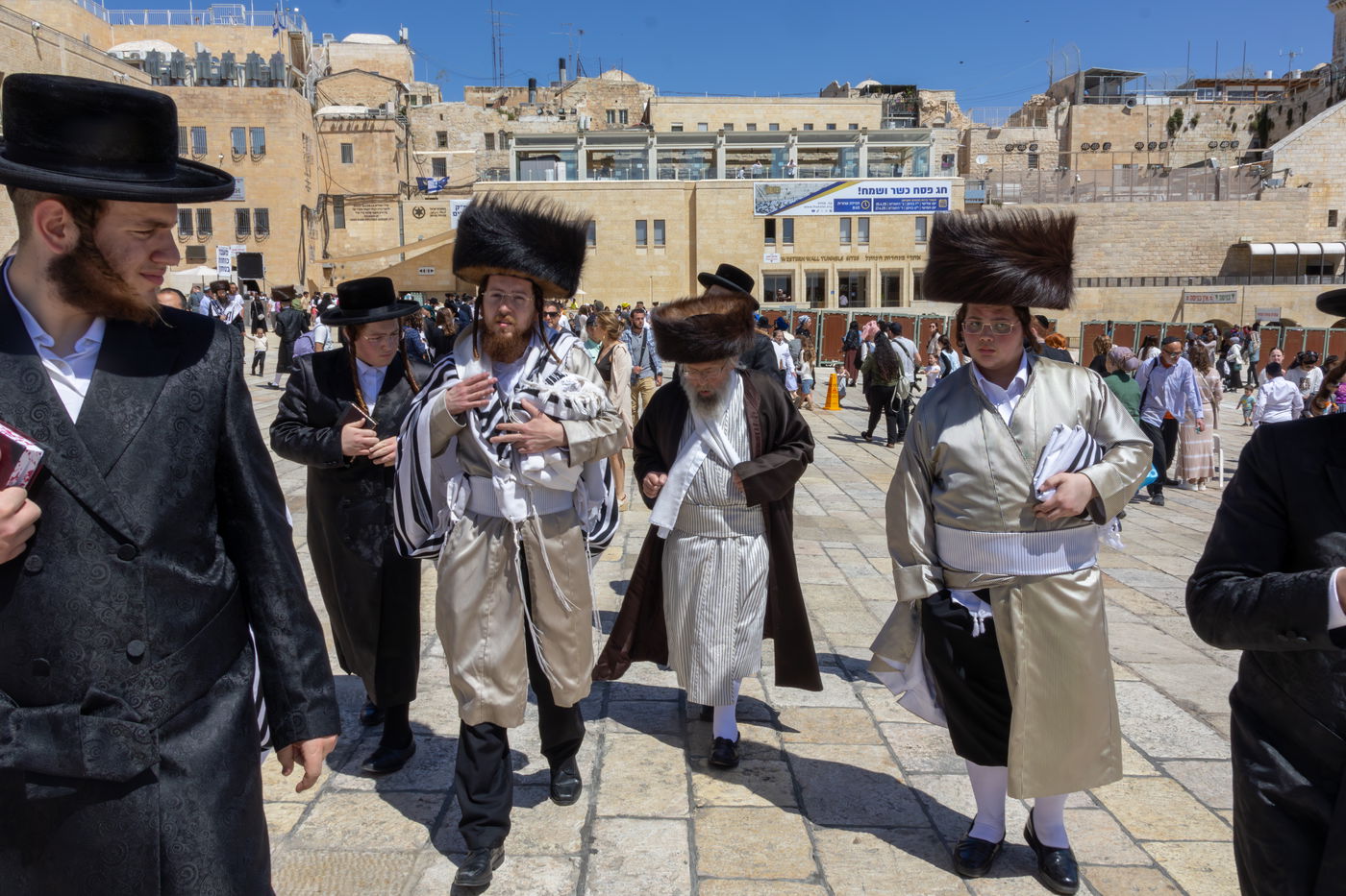 האדמו"ר מפינסק קרלין בתפילת מוסף בכותל המערבי