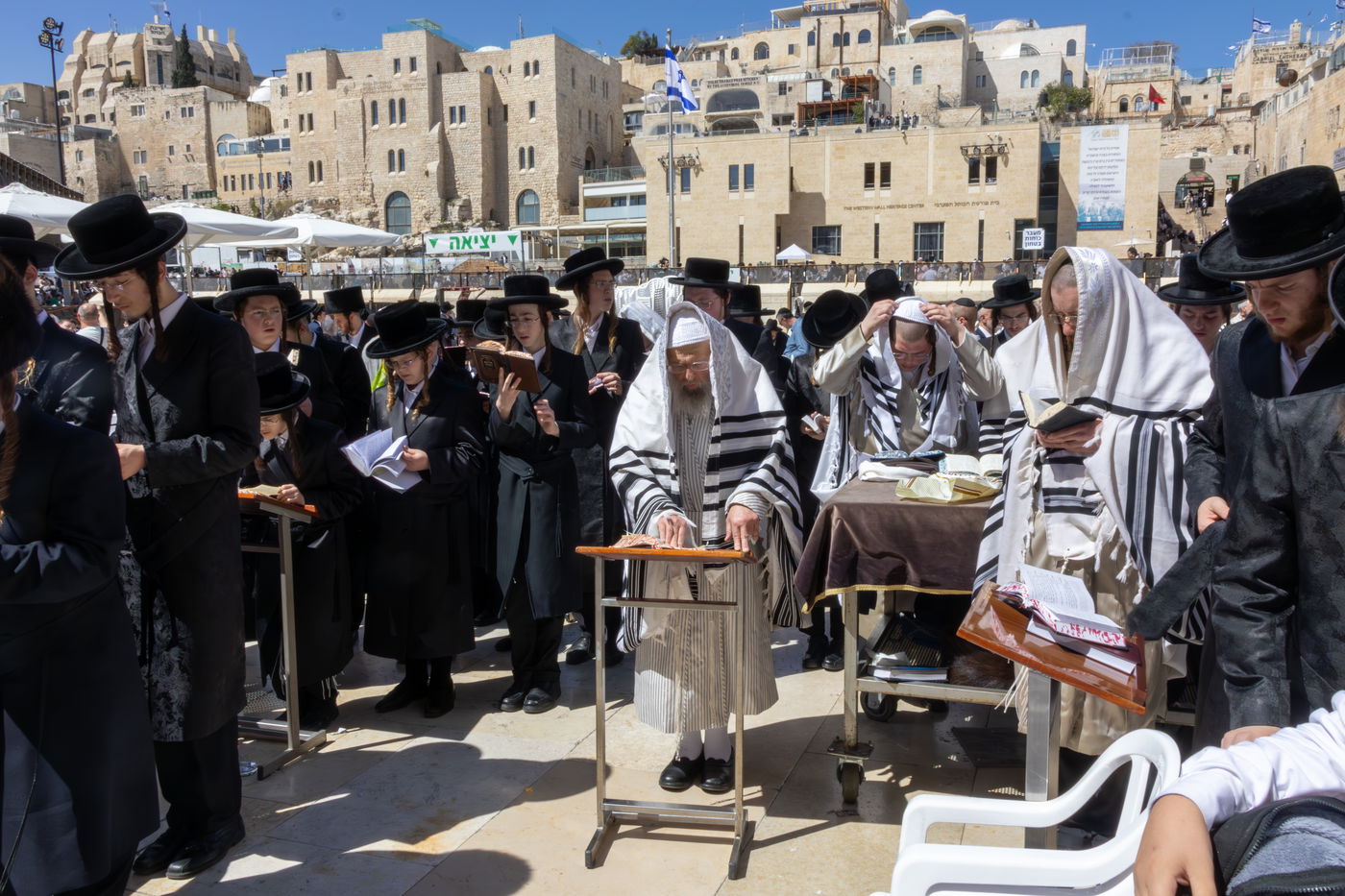 האדמו"ר מפינסק קרלין בתפילת מוסף בכותל המערבי