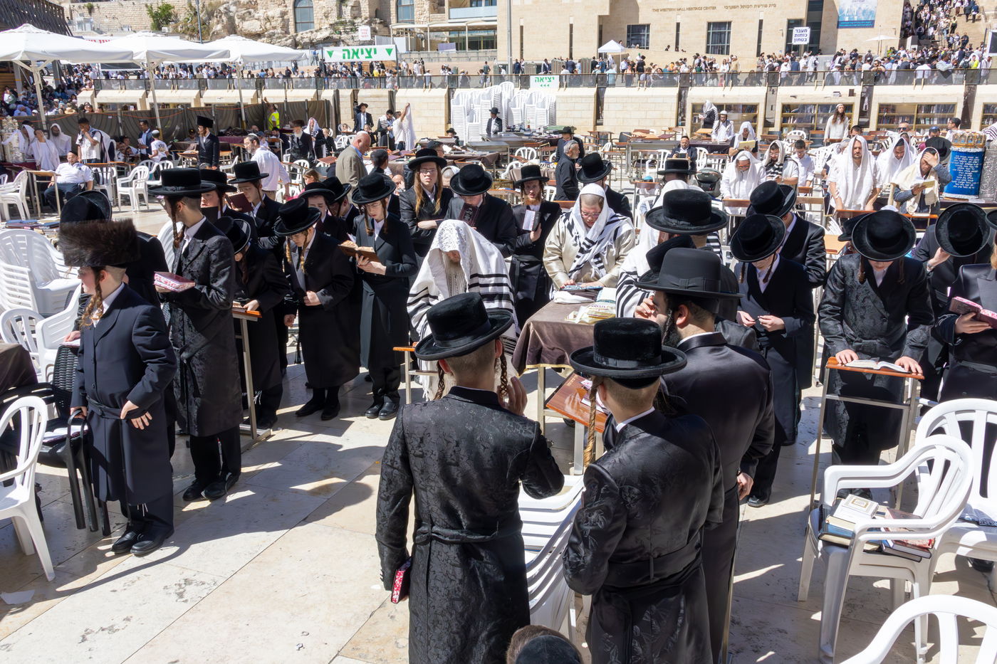 האדמו"ר מפינסק קרלין בתפילת מוסף בכותל המערבי
