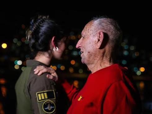 טומי שוורץ-שחם בדיוק שמונים שנה אחרי ששוחרר - ילד בודד, רעב וקופא מקור, שעבר את התופת הנוראה מכול, לצד נכדתו סרן ע', ולאחר שסיפר את סיפור הניצחון האישי שלו, על ספינת קרב ׳אח״י ניצחון״ של צבא ההגנה למדינת ישראל