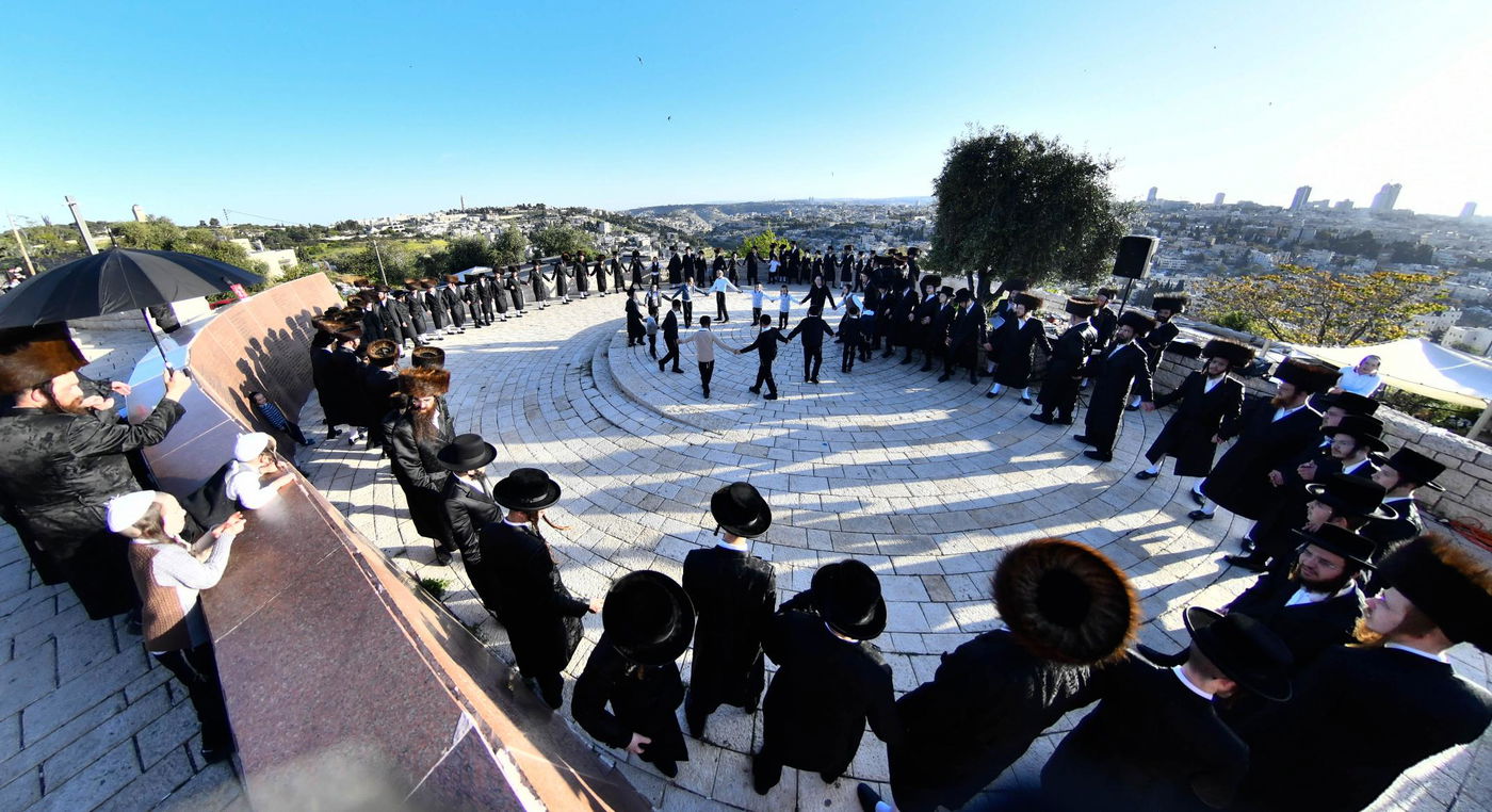 האדמו"ר מקרעטשניף י-ם מול הר הצופים
