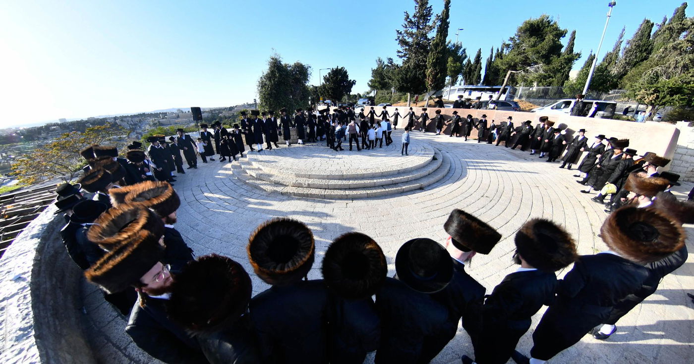 האדמו"ר מקרעטשניף י-ם מול הר הצופים