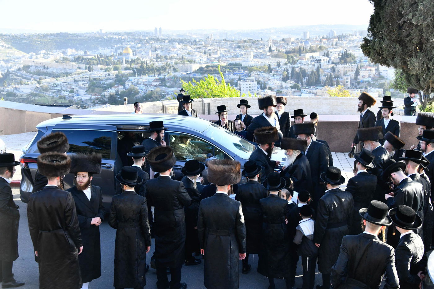 האדמו"ר מקרעטשניף י-ם מול הר הצופים