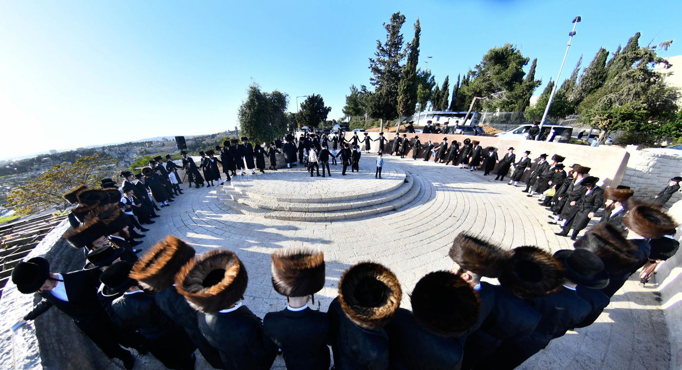האדמו"ר מקרעטשניף י-ם מול הר הצופים