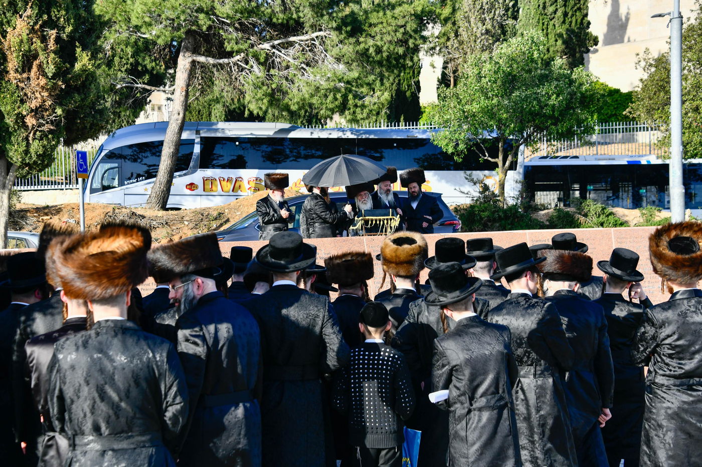האדמו"ר מקרעטשניף י-ם מול הר הצופים