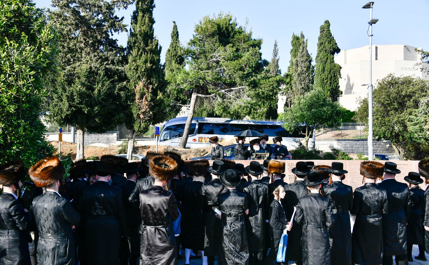 האדמו"ר מקרעטשניף י-ם מול הר הצופים