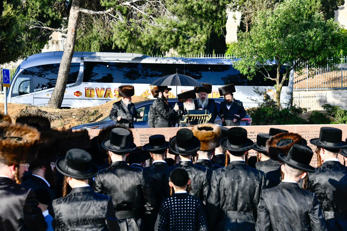 האדמו"ר מקרעטשניף י-ם מול הר הצופים