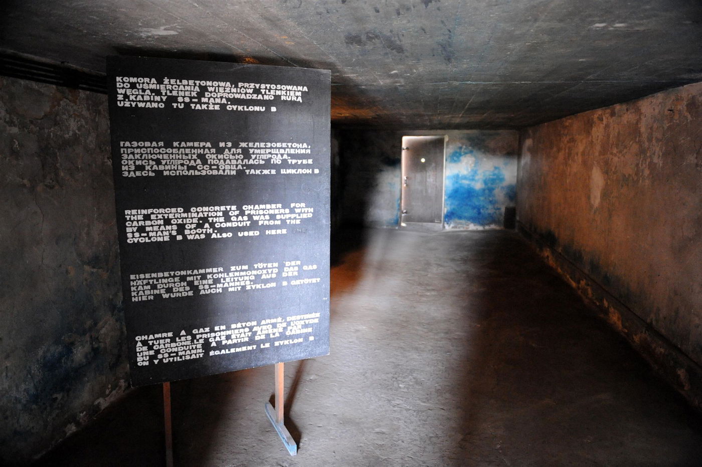 פנים תא הגזים של מיידנק, מראה שאריות כחולות פרוסיות